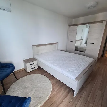 Sky Flats With Parking דירה וארנה